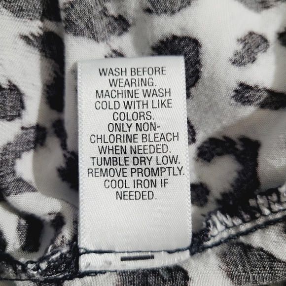 Candie's Women's Button Down Blouse Size Medium Leopard Print Long/tab Sleeve - Picture 10 of 10